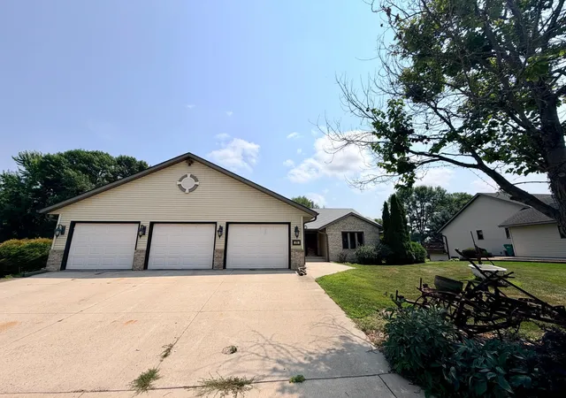 Photo 3 of Single family home for sale at 141 Fairlawn Ave E, Winsted, MN 55395 | MLS# 7121871 | Listing updated on 2026-09-10