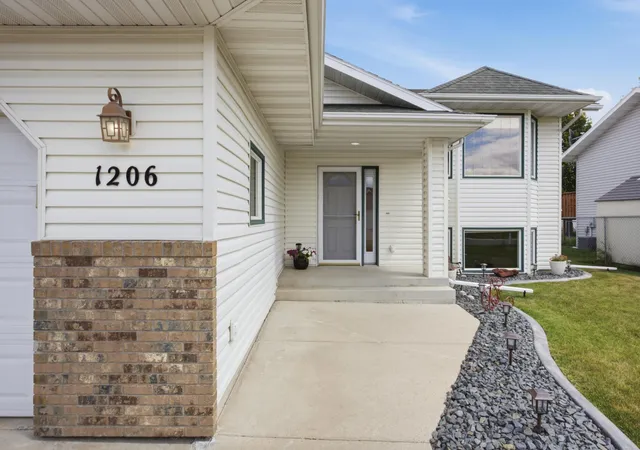 Photo 3 of Single family home for sale at 1206 18th Street N, Moorhead, MN 56560 | MLS# 7121909 | Listing updated on 2026-09-15