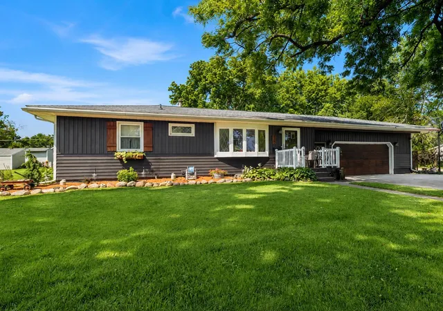 Photo 1 of Single family home for sale at 313 1st Street Se, Madelia, MN 56062 | MLS# 7122013 | Listing updated on 2026-09-29
