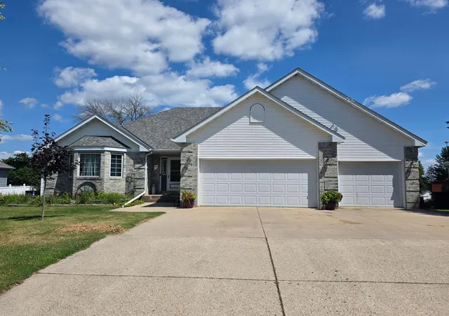 Photo 2 of Single family home for sale at 109 Anglewood Dr, Kenyon, MN 55946 | MLS# 7122041 | Listing updated on 2026-09-11