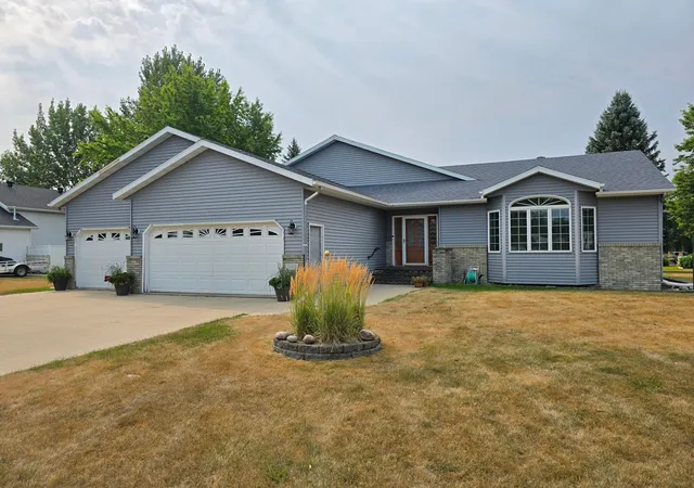 Photo 2 of Single family home for sale at 1101 5th Avenue Se, Barnesville, MN 56514 | MLS# 7122337 | Listing updated on 2026-09-14