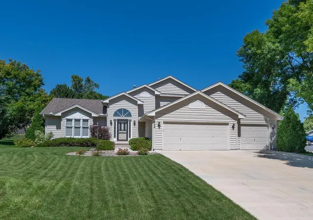 Photo 1 of Single family home for sale at 733 Ashley Dr, Chaska, MN 55318 | MLS# 7122493 | Listing updated on 2026-09-18