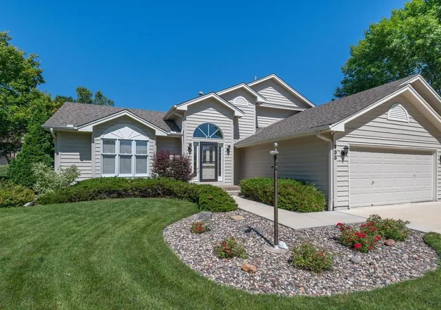Photo 2 of Single family home for sale at 733 Ashley Dr, Chaska, MN 55318 | MLS# 7122493 | Listing updated on 2026-09-18