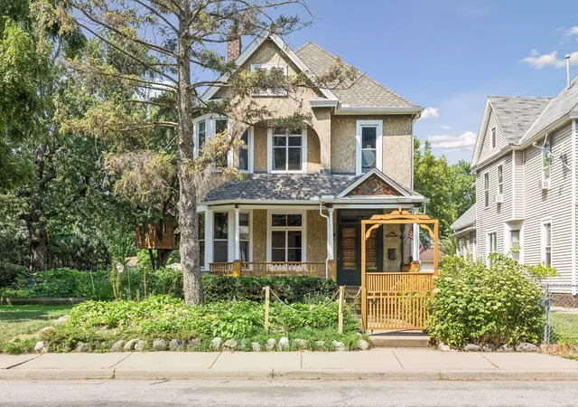 Photo 1 of Single family home for sale at 1506 Washington St Ne, Minneapolis, MN 55413 | MLS# 7122704 | Listing updated on 2026-09-30