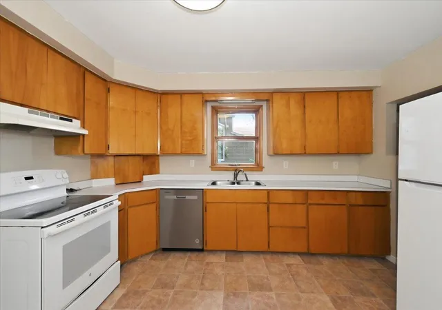 Photo 2 of Single family home for sale at 2011 Missouri Ave, Superior, WI 54880 | MLS# 7123618 | Listing updated on 2026-09-11