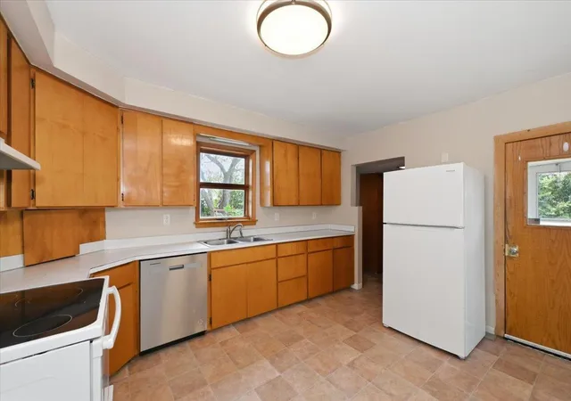 Photo 3 of Single family home for sale at 2011 Missouri Ave, Superior, WI 54880 | MLS# 7123618 | Listing updated on 2026-09-11