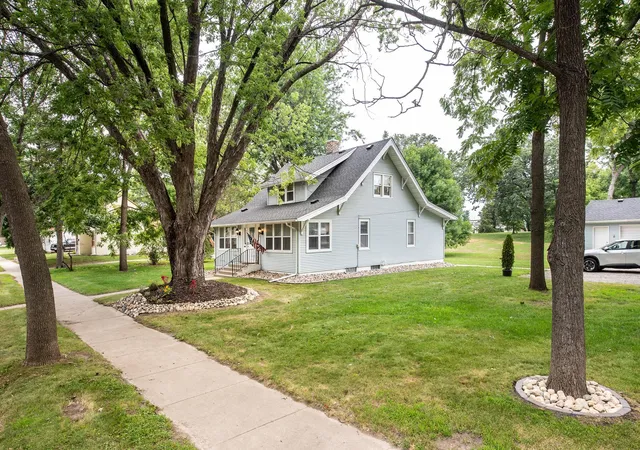Photo 3 of Single family home for sale at 305 8th Avenue E, Alexandria, MN 56308 | MLS# 7123916 | Listing updated on 2026-09-30