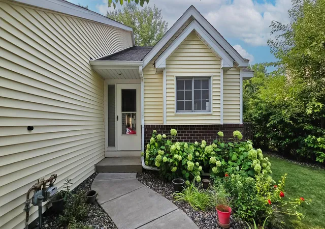 Photo 3 of Single family home for sale at 12973 Eastview Ct, Saint Paul, MN 55124 | MLS# 7124366 | Listing updated on 2026-09-14