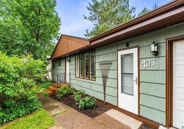 Photo 2 of Townhouse for sale at 703 Ebony Ave, Duluth, MN 55811 | MLS# 7124479 | Listing updated on 2026-09-11
