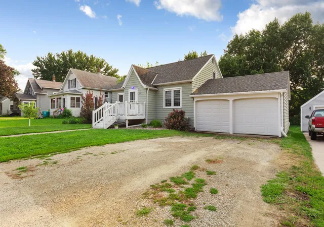 Photo 3 of Sale Pending at 718 5th Street SE, Waseca, MN 56093 | MLS# 7124571 | Listing updated on 2026-09-11