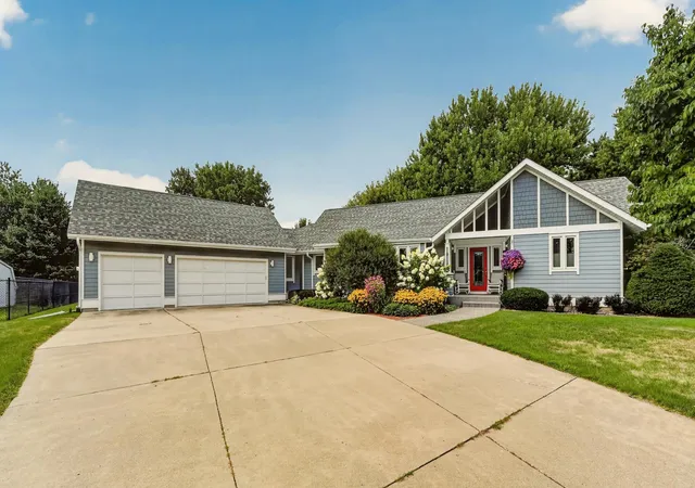 Photo 3 of Single family home for sale at 425 Lally Ct, Zumbrota, MN 55992 | MLS# 7124742 | Listing updated on 2026-09-10