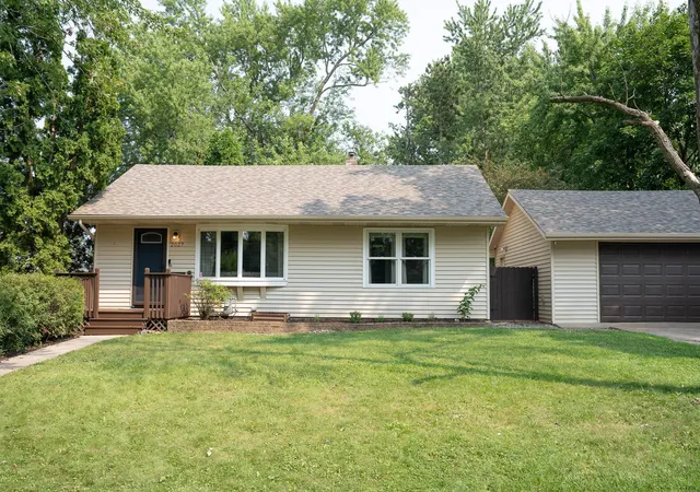 Photo 1 of Single family home for sale at 2027 Northwood Dr, Saint Paul, MN 55109 | MLS# 7125004 | Listing updated on 2026-10-05