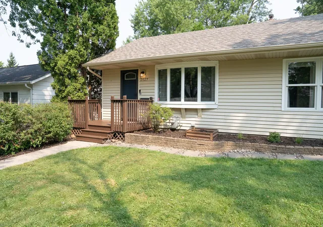 Photo 4 of Sale Pending at 2027 Northwood Dr, Saint Paul, MN 55109 | MLS# 7125004 | Listing updated on 2026-10-23
