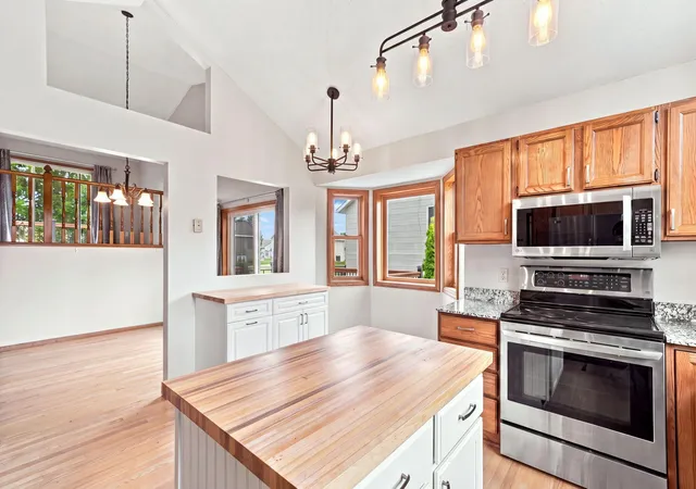 Photo 4 of Sale Pending at 7135 Upper 157th St W, Saint Paul, MN 55124 | MLS# 7125363 | Listing updated on 2026-09-11