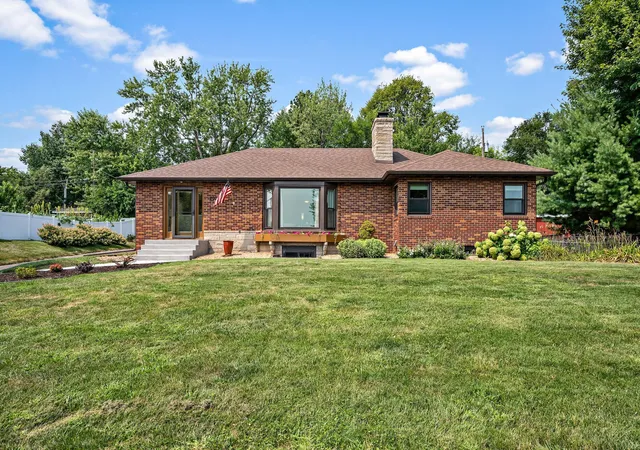Photo 3 of Sale Pending at 2005 Kenwood Dr W, Saint Paul, MN 55117 | MLS# 7125474 | Listing updated on 2026-09-10