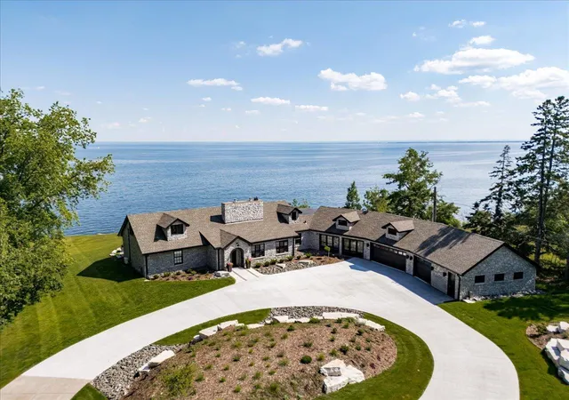 Photo 1 of Single family home for sale at 2836 London Rd, Duluth, MN 55804 | MLS# 7125527 | Listing updated on 2026-09-11