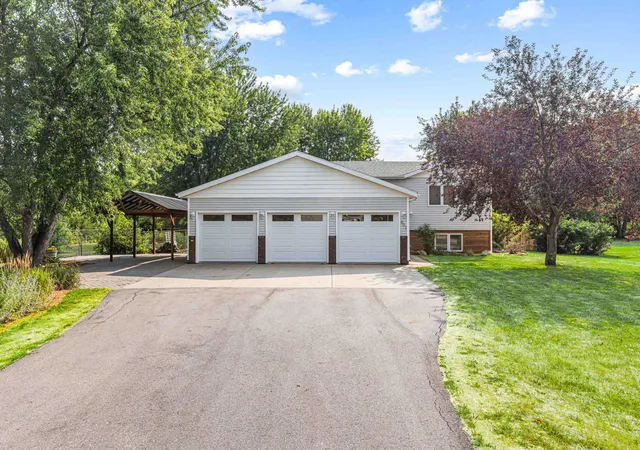 Photo 2 of Single family home for sale at 902 76th Avenue S, Fargo, ND 58104 | MLS# 7125830 | Listing updated on 2026-09-11