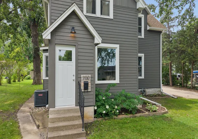 Photo 2 of Sale Pending at 700 2nd Avenue Sw, Hutchinson, MN 55350 | MLS# 7126130 | Listing updated on 2026-09-15