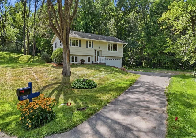 Photo 3 of Single family home for sale at 9405 Fox Valley Dr, Corcoran, MN 55340 | MLS# 7126890 | Listing updated on 2026-09-11
