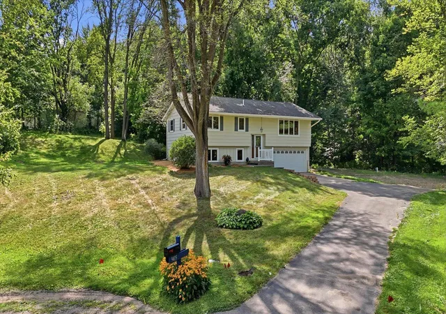 Photo 3 of Single family home for sale at 9405 Fox Valley Dr, Corcoran, MN 55340 | MLS# 7126890 | Listing updated on 2026-09-11