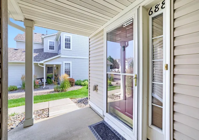 Photo 3 of Single family home for sale at 688 Cobblestone Way, Shakopee, MN 55379 | MLS# 7127001 | Listing updated on 2026-09-15