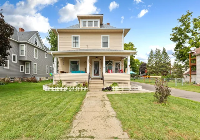 Photo 2 of Single family home for sale at 422 1st Street NW, Faribault, MN 55021 | MLS# 7127006 | Listing updated on 2026-09-15