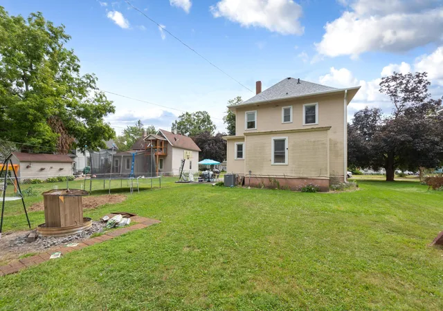 Photo 4 of Single family home for sale at 422 1st Street NW, Faribault, MN 55021 | MLS# 7127006 | Listing updated on 2026-09-15