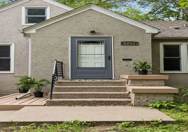 Photo 3 of Single family home for sale at 1233 Maywood St, Saint Paul, MN 55117 | MLS# 7127287 | Listing updated on 2026-10-09