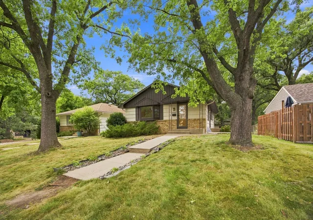 Photo 2 of Sale Pending at 7720 Edgebrook Dr, Saint Louis Park, MN 55426 | MLS# 7127723 | Listing updated on 2026-09-15