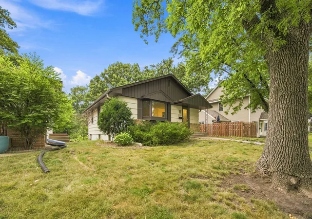 Photo 3 of Sale Pending at 7720 Edgebrook Dr, Saint Louis Park, MN 55426 | MLS# 7127723 | Listing updated on 2026-09-15