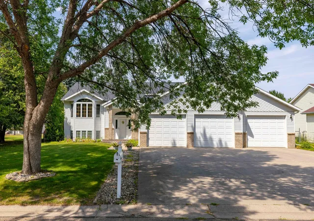 Photo 1 of Single family home for sale at 811 4th Avenue Ne, Barnesville, MN 56514 | MLS# 7127870 | Listing updated on 2026-09-15