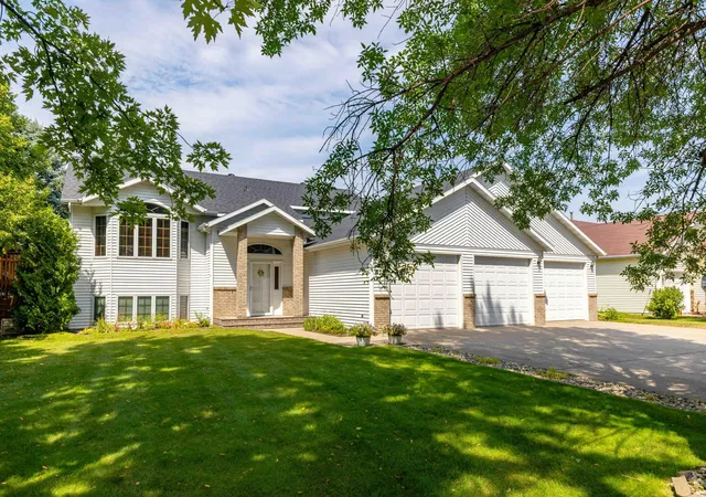 Photo 2 of Single family home for sale at 811 4th Avenue Ne, Barnesville, MN 56514 | MLS# 7127870 | Listing updated on 2026-09-15