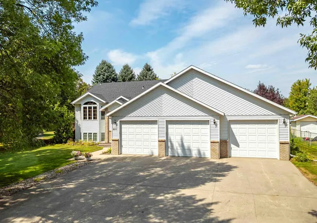 Photo 3 of Single family home for sale at 811 4th Avenue Ne, Barnesville, MN 56514 | MLS# 7127870 | Listing updated on 2026-09-15