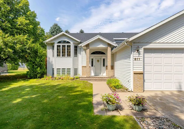 Photo 3 of Single family home for sale at 811 4th Avenue NE, Barnesville, MN 56514 | MLS# 7127870 | Listing updated on 2026-09-15