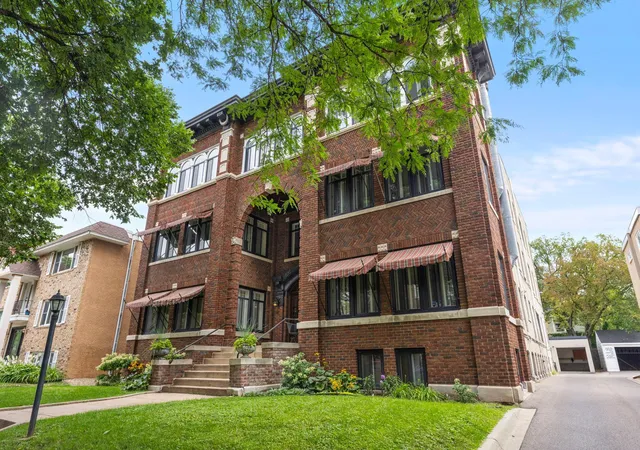 Listing Photo 4 - Condo for sale in building located at 2719 Humboldt Ave S, Minneapolis, MN 55408 - Unit #E