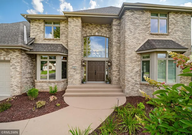 Photo 3 of Mansion for sale at 6102 Creek Ridge Ct, Minnetonka, MN 55345 | MLS# 7128012 | Listing updated on 2026-09-13