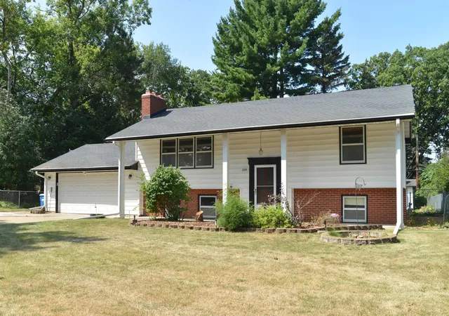 Photo 1 of Sale Pending at 2226 Pleasant View Dr, Saint Paul, MN 55112 | MLS# 7128280 | Listing updated on 2026-10-12