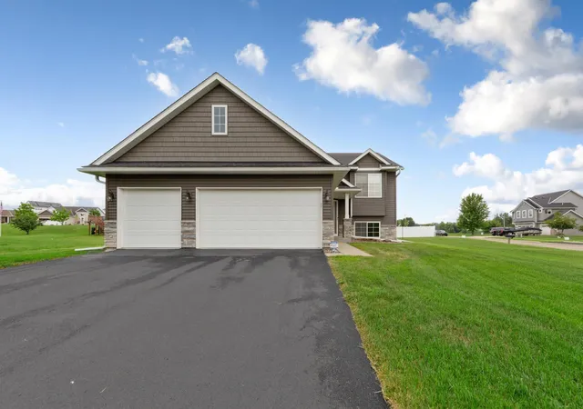 Photo 3 of Single family home for sale at 2401 Foxtail Ln, Faribault, MN 55021 | MLS# 7128444 | Listing updated on 2026-09-15