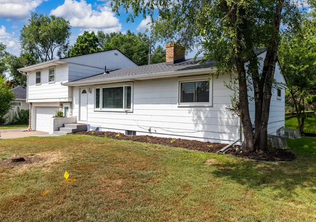 Photo 2 of Multi family home for sale at 725 Robinwood Ln, Hopkins, MN 55305 | MLS# 7128524 | Listing updated on 2026-09-10