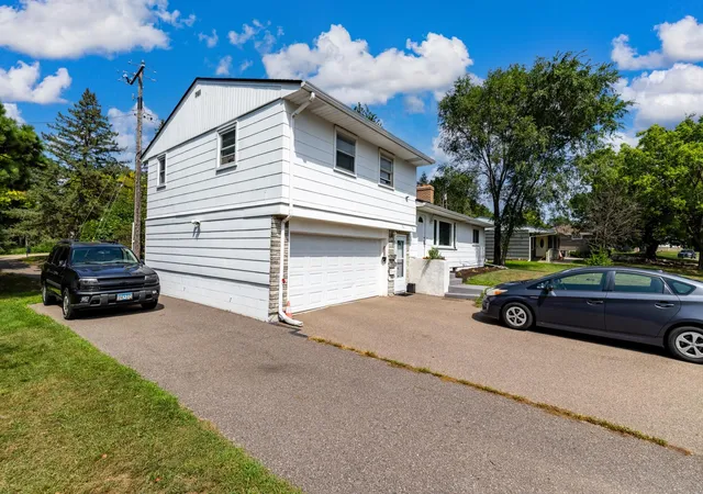 Photo 3 of House for sale at 725 Robinwood Ln, Hopkins, MN 55305 | MLS# 7128524 | Listing updated on 2026-09-10