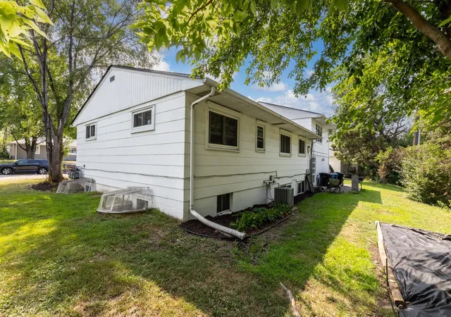 Photo 4 of House for sale at 725 Robinwood Ln, Hopkins, MN 55305 | MLS# 7128524 | Listing updated on 2026-09-10