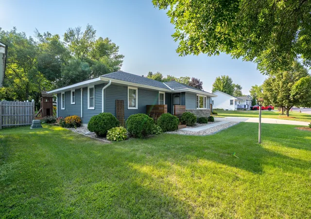 Photo 2 of Sale Pending at 914 N 5th Street, Saint Peter, MN 56082 | MLS# 7128569 | Listing updated on 2026-09-12