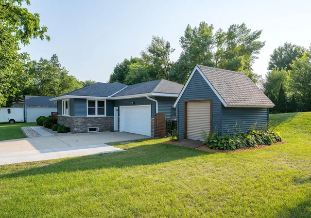 Photo 3 of Sale Pending at 914 N 5th Street, Saint Peter, MN 56082 | MLS# 7128569 | Listing updated on 2026-09-12