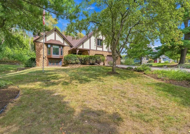 Photo 2 of Single family home for sale at 7885 Lower 139th Ct, Apple Valley, MN 55124 | MLS# 7128840 | Listing updated on 2026-09-14