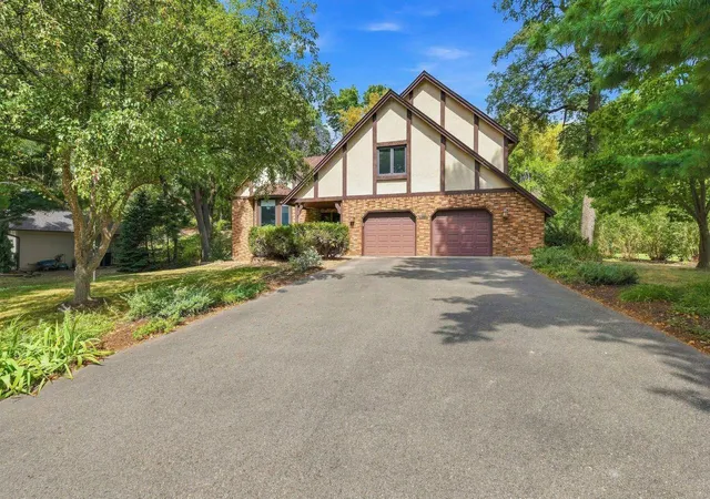 Photo 3 of Single family home for sale at 7885 Lower 139th Ct, Apple Valley, MN 55124 | MLS# 7128840 | Listing updated on 2026-09-14