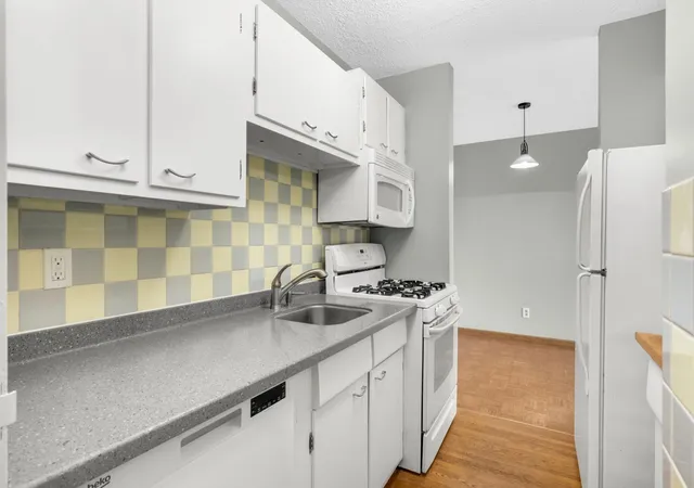 Photo 3 of Condo for sale at 1912 Dupont Ave S #405, Minneapolis, MN 55403 | MLS# 7129603 | Listing updated on 2026-09-15