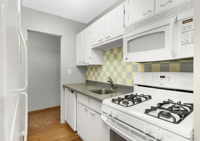 Photo 4 of Condo for sale at 1912 Dupont Ave S #405, Minneapolis, MN 55403 | MLS# 7129603 | Listing updated on 2026-09-15