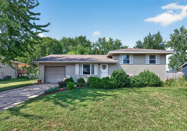 Photo 1 of Sale Pending at 958 Cortland Dr, Saint Paul, MN 55124 | MLS# 7129668 | Listing updated on 2026-09-14