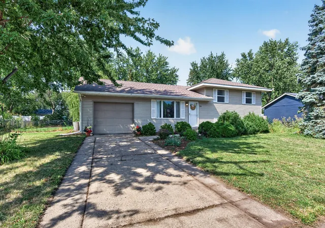Photo 3 of Sale Pending at 958 Cortland Dr, Saint Paul, MN 55124 | MLS# 7129668 | Listing updated on 2026-09-14