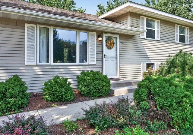 Photo 3 of Sale Pending at 958 Cortland Dr, Saint Paul, MN 55124 | MLS# 7129668 | Listing updated on 2026-09-14